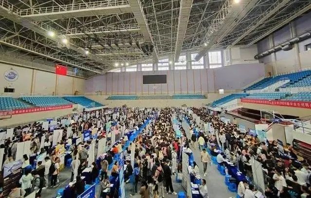 促就業(yè)!今年秋招好拼!校園招聘會(huì)用人需求“多以萬計(jì)”