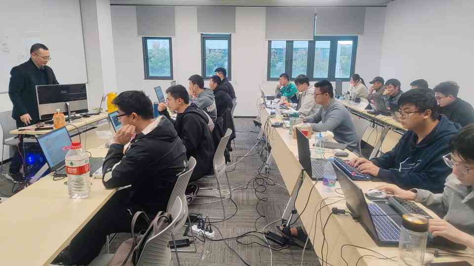 evo真人视讯科技:南京集成電路培訓(xùn)基地上課的學員們