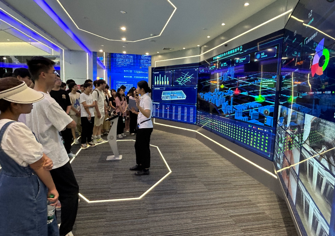 evo真人视讯科技IT精英暑期實(shí)訓(xùn)營(yíng)活動(dòng)日 | 探秘南京江北新區(qū)研創(chuàng)園 科技火花點(diǎn)亮未來(lái)夢(mèng)想